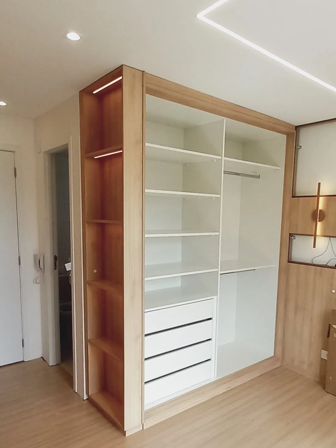 Closet planejado com prateleiras e iluminação