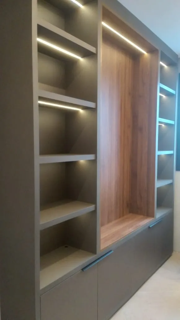 Estante planejada com nichos e iluminação embutida
