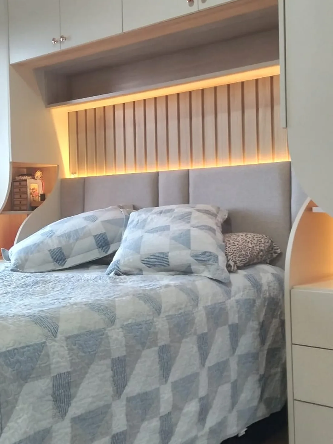 Quarto planejado com cabeceira e iluminação